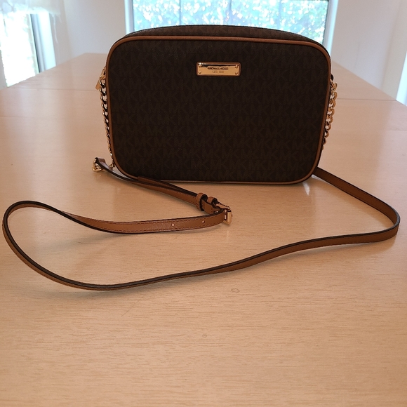 michael kors jet set travel logo crossbody